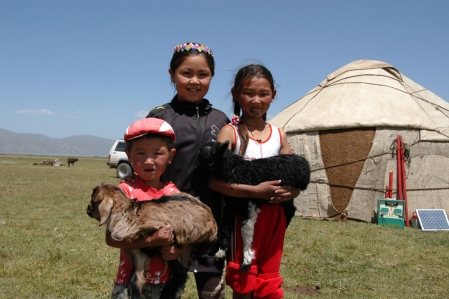 Son Kul - Children with lambs